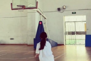 不是，美女！你穿拖鞋打球？